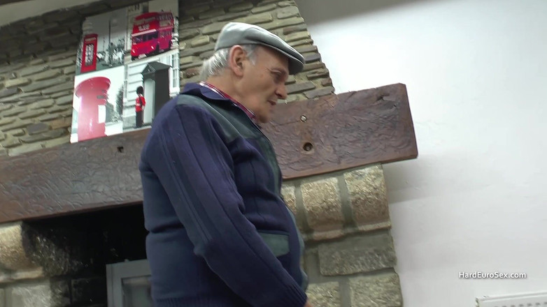 Hard Euro sex: 흑형 대물 에게 따먹히는 매력적인 갈색 머리