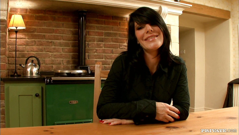 Private.com: 私人大胸部黑发喜欢大鸡巴在她的屁股上的感觉