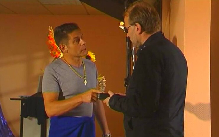 Anal seduction: ホットなフランスのブルネットアナ·マーティンは、トレジャーハンターがコレクションの代表者との会議を手配するのに役立ちます