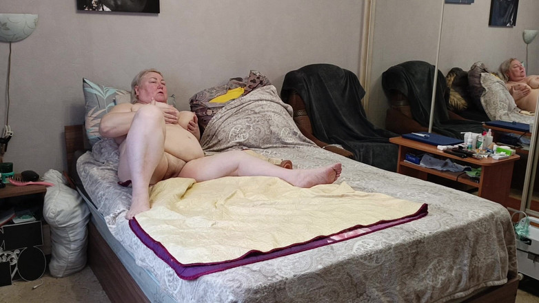 Zona901: Ibu tiri mengongkek pepek besarnya dengan mainan seks hingga orgasme