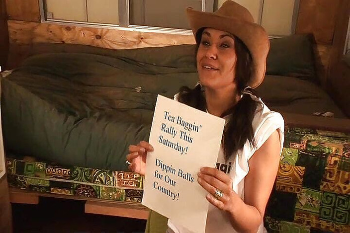 Perv Milfs n Teens: Она сосет так жестко, как будто это вопрос жизни и смерти