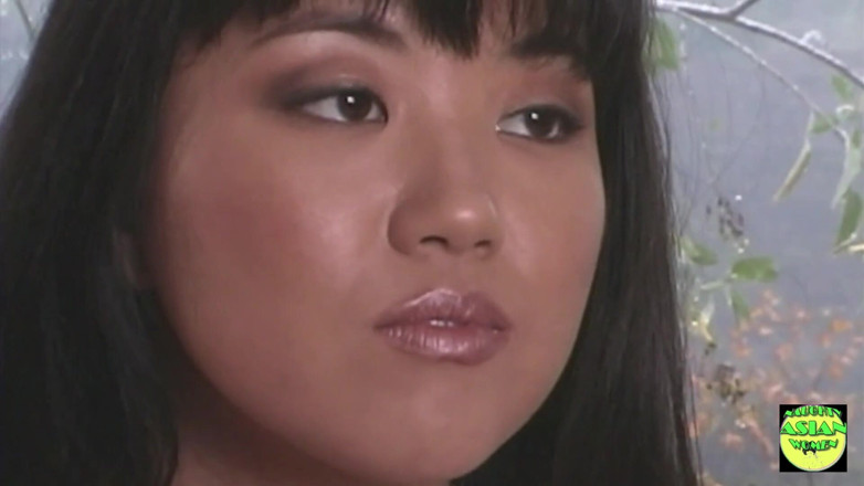 Naughty Asian Women: Asiatisches mädchen beobachtet ungläubig, als sie in einem interracial dreier...
