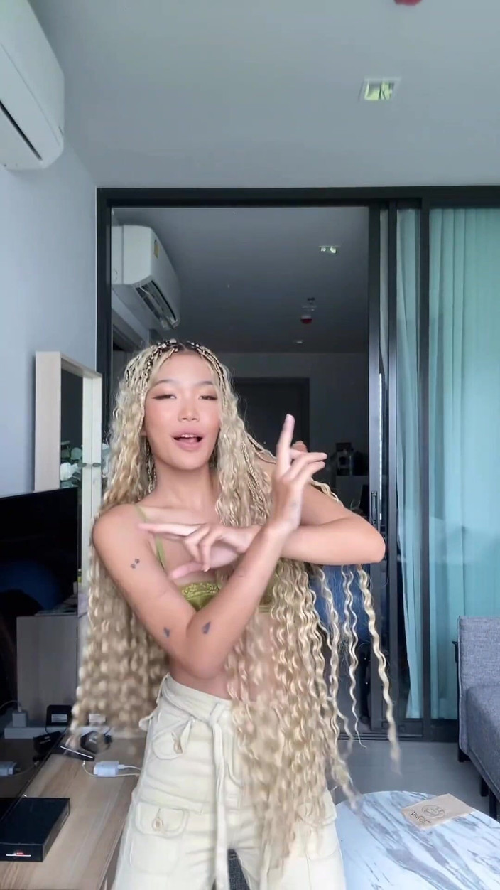 Emma Thai: Emma Thai tachinând și dansând în sutien verde