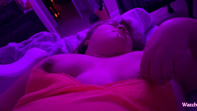 Namora Minx: एशियाई खूबसूरत विशालकाय महिला अपनी चूत के साथ खेल रही है