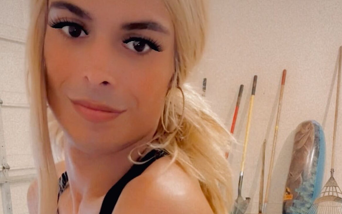 Angel Rios: Angel rios展示她的屁股，对着镜头微笑