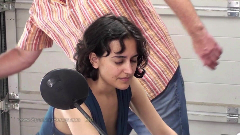 Spanking Server: Yasmeena punida na bicicleta