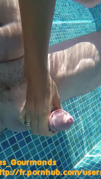 MILF Atractiva Con Un Rosebud Se Masturba Y Se Masturba Bajo El Agua Y Luego Hace Que Su Marido Se Corra