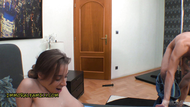 Immoral Family: ジョセフィン・ジャクソンは彼女の愚かな義理の兄弟を憐れみ、彼に彼女を中出しさせます