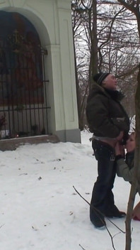 Bătrânul o fute pe gagica țâțoasă Samantha Jolie în aer liber