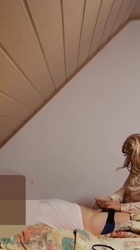 Rubia gordita quería montar mi polla de nuevo en la mañana, sin quitarse los zapatos, se sentó sobre mí