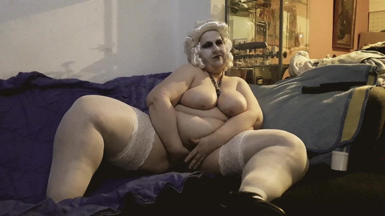 Theotryl Karcelyne: Lady Karcelyne masturbate