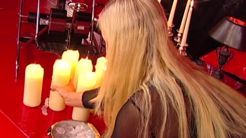 Absolute BDSM: キャンドルライト・ドミネーション - 大きな胸のブロンドがレッドルームで仮面の男を支配