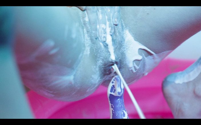 Bia Roman: Brincando com o cu e enema