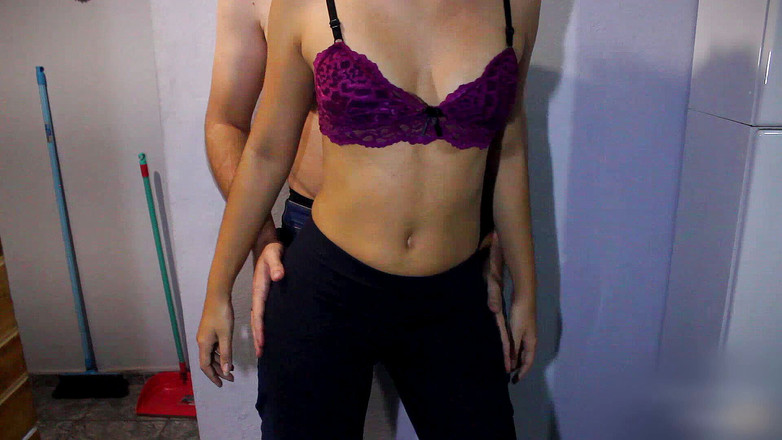 College-couple: Pantalon de yoga, culotte, broyage, bosse sèche, éjaculation dans le pantalon,...