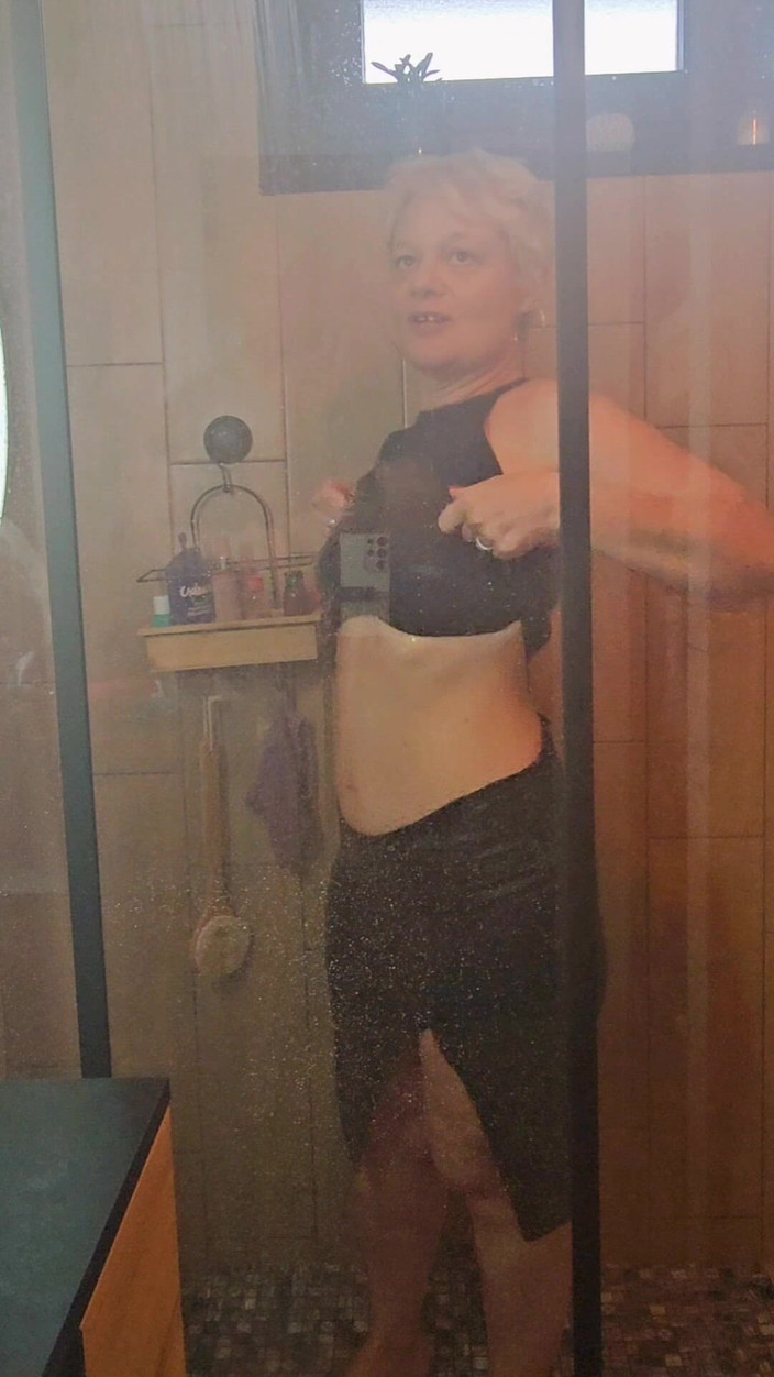 Sofy13: Ve sprše v sexy režimu u fanouška