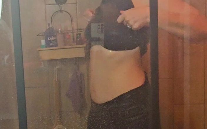 Sofy13: Ve sprše v sexy režimu u fanouška