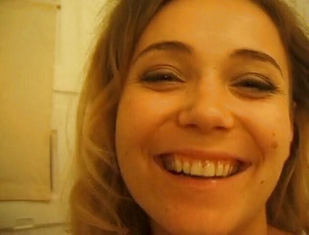 Flash Model Amateurs: 性感的宝贝与完美的屁股在性感的独奏表演