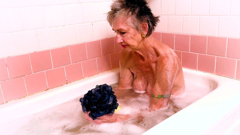 FromThisNight: मैं, एक बुलबुला स्नान में