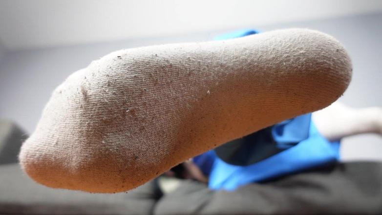 Deanna deadly: Mahzen kızı kokmuş çoraplarını koklamana izin veriyor ve onlara 31 talimatı veriyor