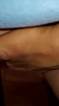 Üvey annemi masanın altında porno videosu çekerken yakaladım
