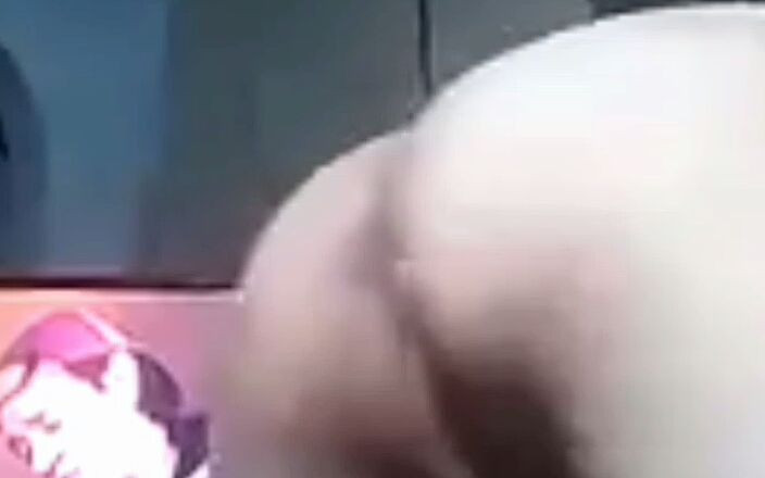 Mature MILF studio: Я мастурбую, і він торкався моїх цицьок, думаючи про мого хлопця-рогоносця