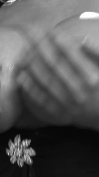 Quand trois filles à forte poitrine prennent une bite excitée
