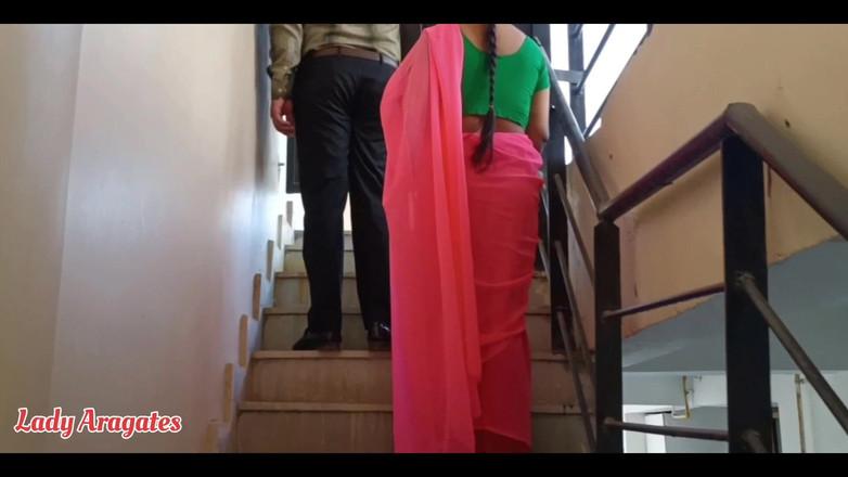 Hotty Jiya Sharmaa: 年轻的德西哥通过让她的阴户和屁股性交来取悦房东