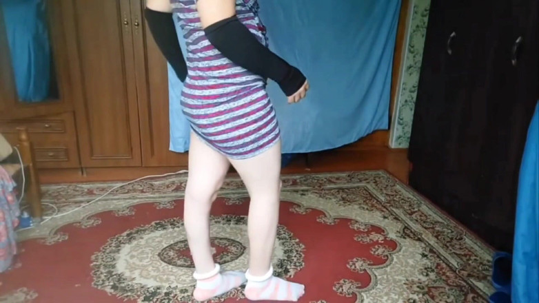 Kitty_Cross: Cuisses et yeux dans la chambre