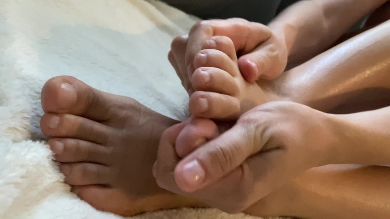 Jarotica: Kamu Suka Nggak Sama Kakiku Nggak?