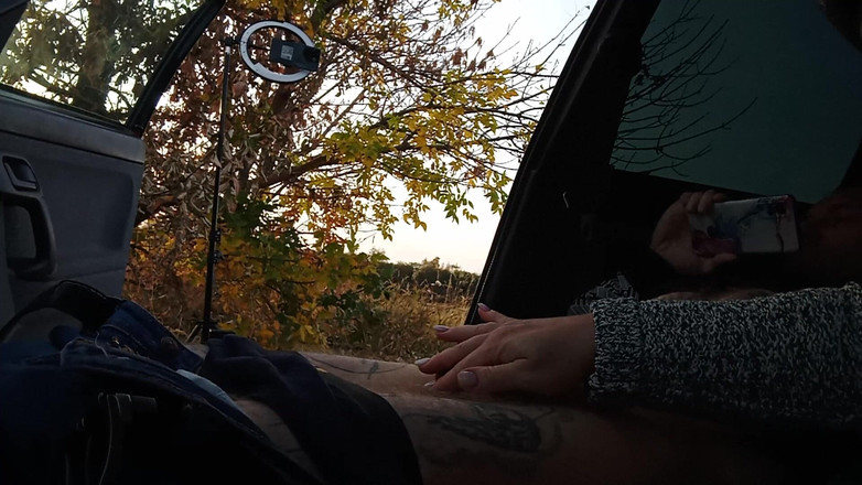 Zona901: 我的妻子在大自然的车里给我撸管