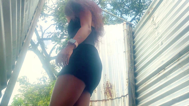 zendella usain: Gadis ini direkam di hutan (kabin luar ruangan)