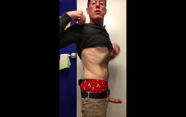 TJenner: Un olandez se masturbează după muncă. Ejaculând în Badkammer!