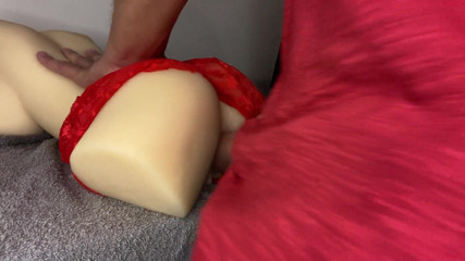 Greedy truck: Шаловливый горячий мужчина с большим, мясистым хуем поедает киску его шаловливой куклы