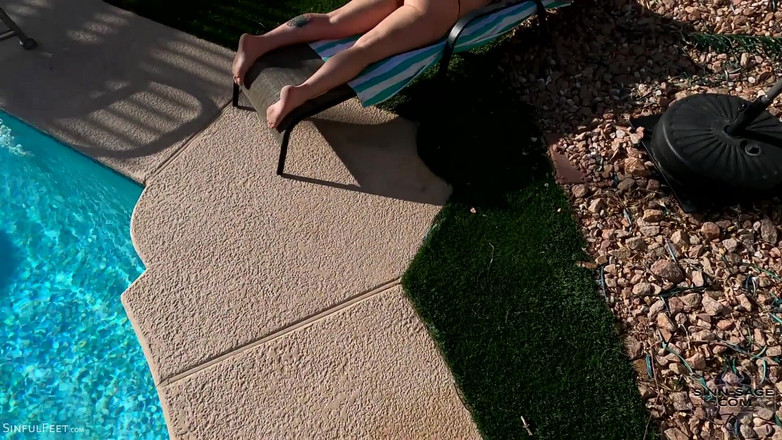 Sinn Sage: Oliato a bordo piscina con sinn sage