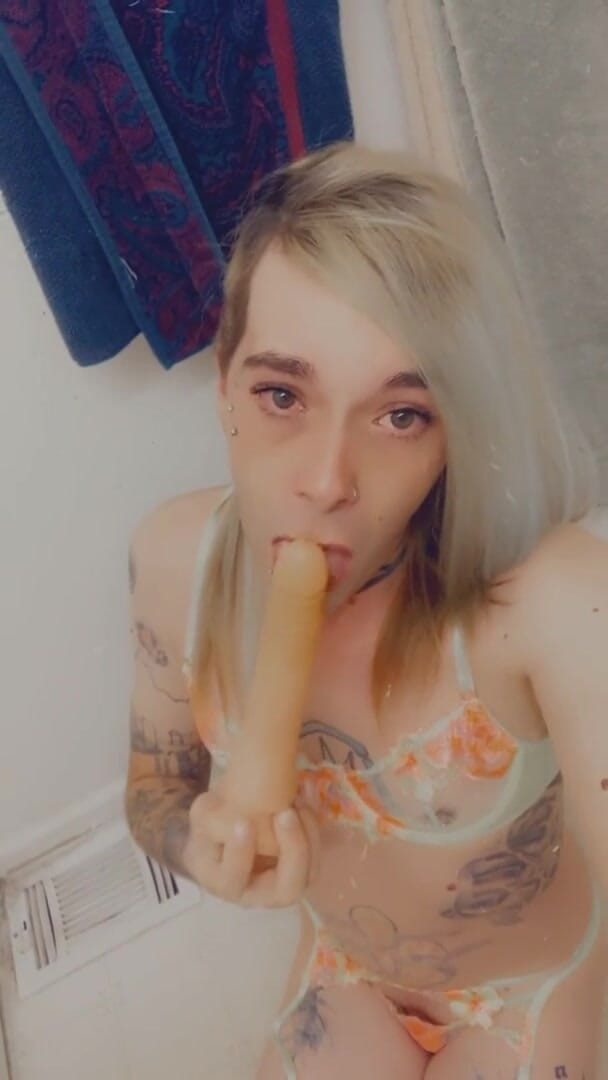 CarmenMelatonin: Sexy Bikini Babe wants to suck you off