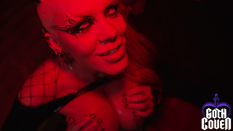 Goth Coven: Il demone del sesso si impossa del follower volenteroso