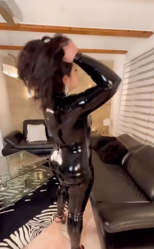 LadyAyse5: Sexy spaziergang in full latex!