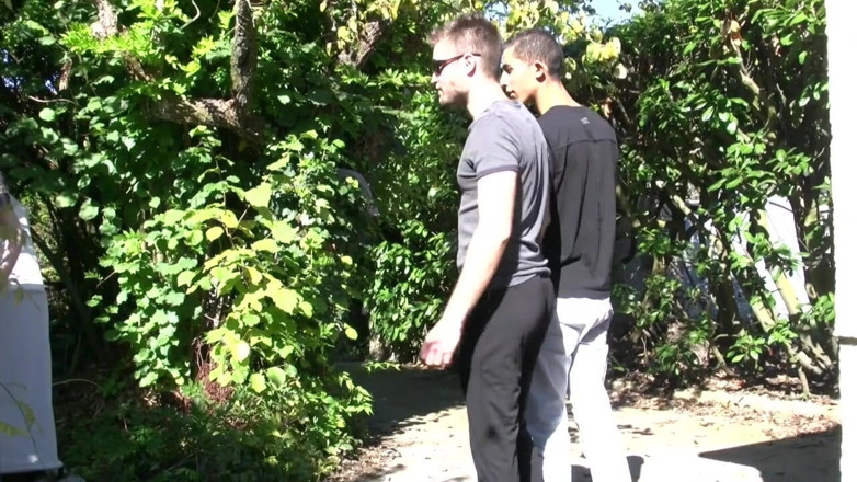 BAREBACK ORGY CLUB: Incredibile orgia esibizione con amici etero e gay in giardino (sesso...
