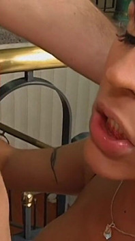 Un mec marié séduit la sœur MILF trans sexy de sa femme et dévoile sa bite bien dure