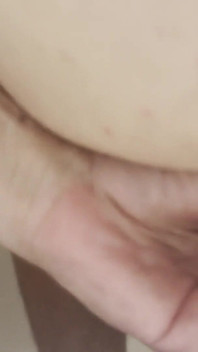 Doucheplezier met 2 grote dildo's die mijn gladde gaatje neuken