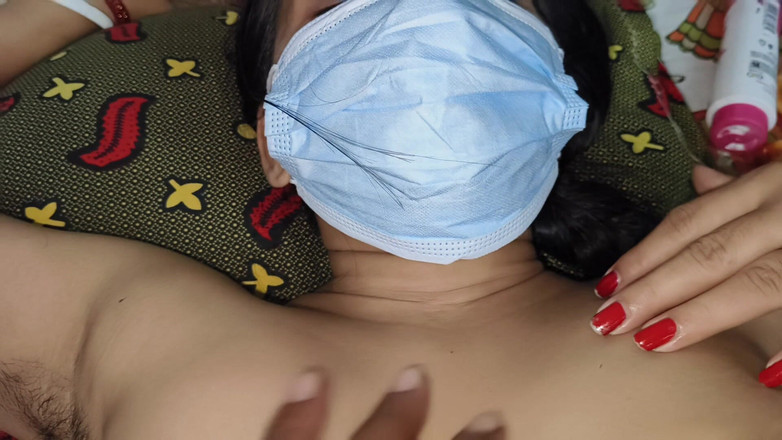 Playboy rahul: 性感热辣的印度妻子的客厅男孩得到身体按摩并被他操并吮吸他的鸡巴