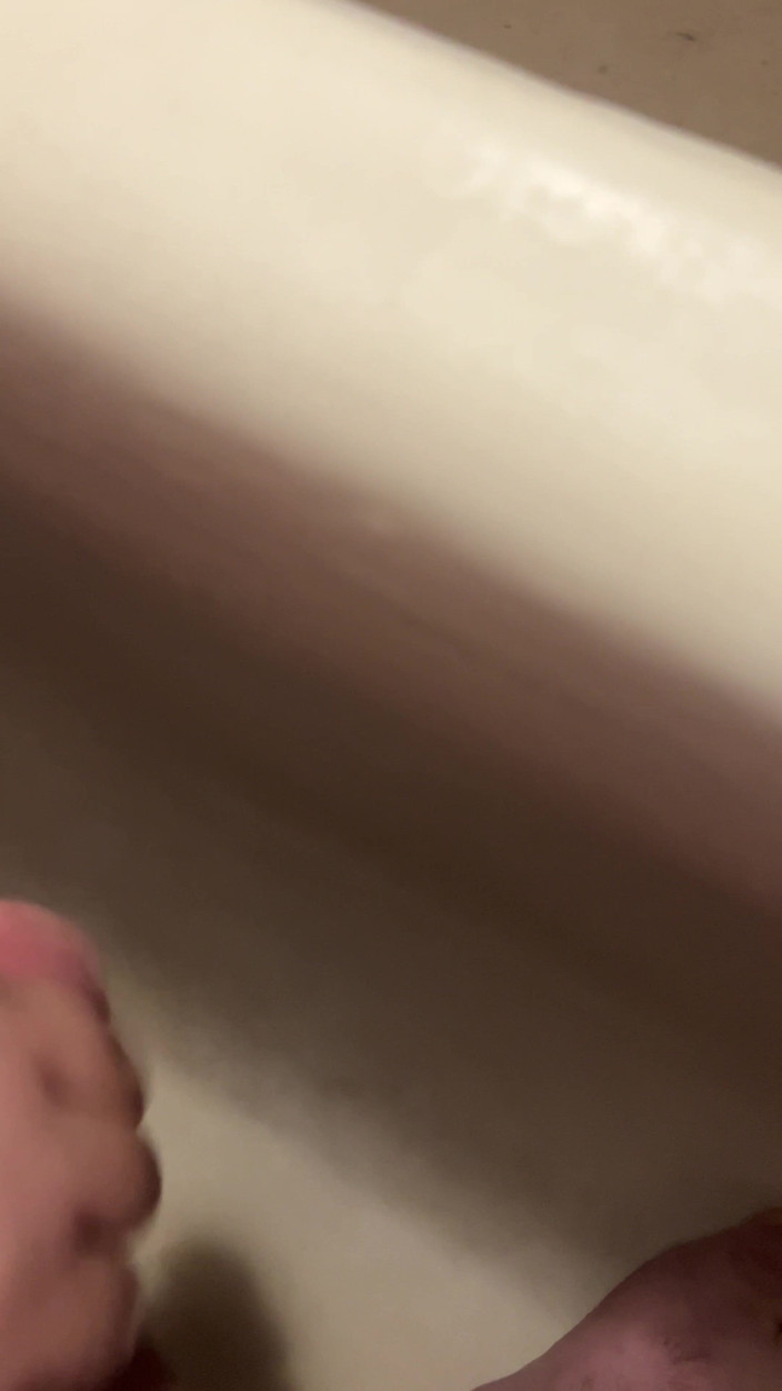 Makssssimus: Kleine lul masturbeert in de badkamer en komt klaar