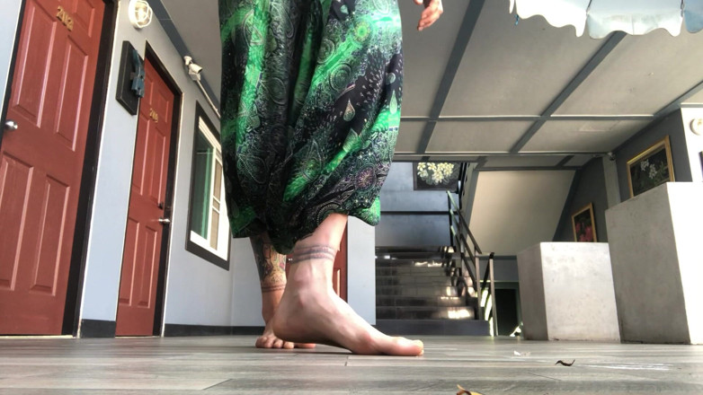 Goddess Maya: Feet and Smoking Fetish Spanish