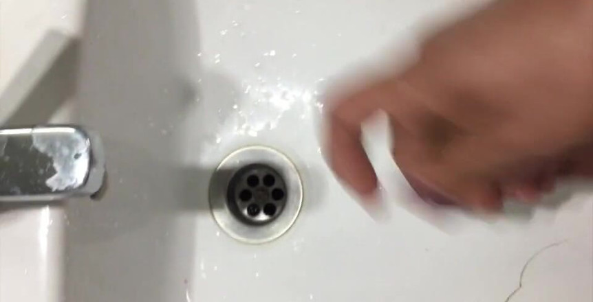 Ffunbutt: Quay tay trong jocks với đồ chơi trong đít trong phòng tắm