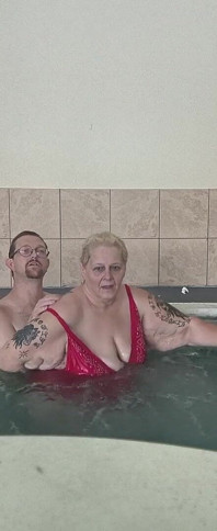 BBW księżniczka ssie jego kutasa pod wodą ze swoim niegrzecznym ojczymem