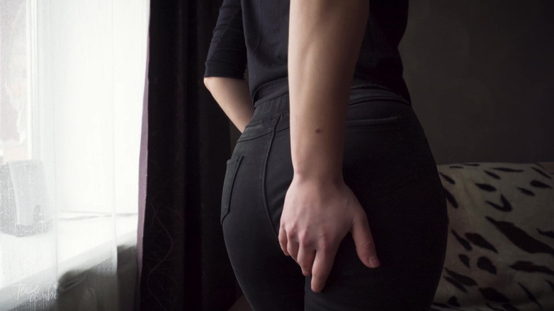 Teasecombo 4K: Sexy MILF v těsných černých džínách ukazující bílé tanga velryby ocas