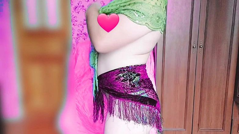 Kitty_Cross: Femboy tuyệt đẹp di chuyển cặp mông hoàn hảo với ân sủng...