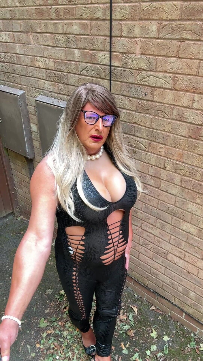 Kellycd2022: 穿着黑色 pvc 紧身连衣裤和高跟鞋的性感 Crossdresser Kellycd2022