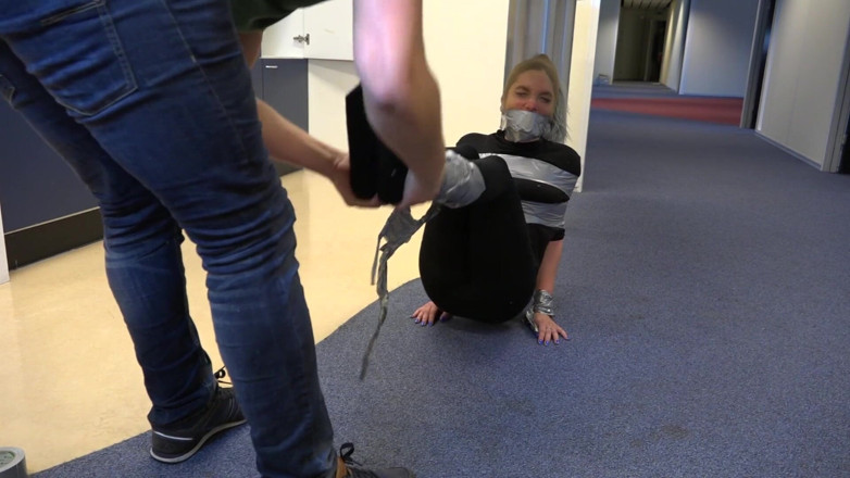 Restricting Ropes: 女性の詐欺師が捕まえられ、くすぐられた
