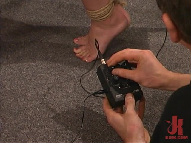 Hogtied by Kink: Kat: Pierwsze zawieszenie, kara cielesna i seks analny